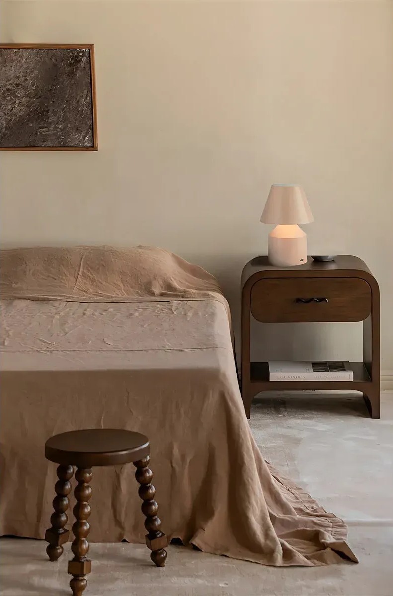 Quarto pequeno reformado com Tinta Coral Branco Neve, luminária pendente Nitrolux e abajur decorativo