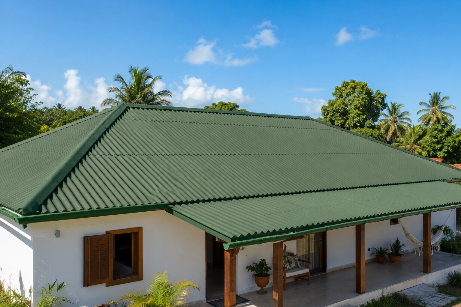Telha ecológica verde instalada em cobertura residencial
